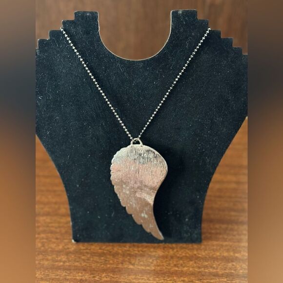 Angle wing necklace - Picture 6 of 6